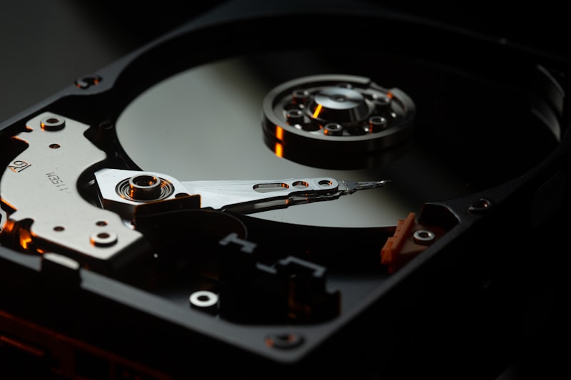 Hard disk aperto, simbolo di storage e backup dati